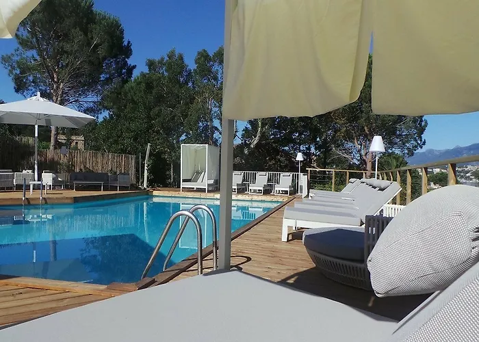 فندق Isulella & Restaurant 4*